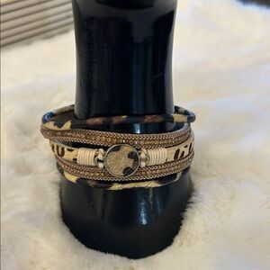 Source Unknown Gold and Cheetah Magnetic close Bracelet. 5 strands 7-1/2 “